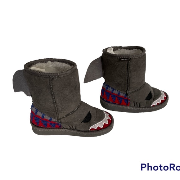 Muk Luks Gray Shark Boot size T9 GUC - Picture 3 of 5